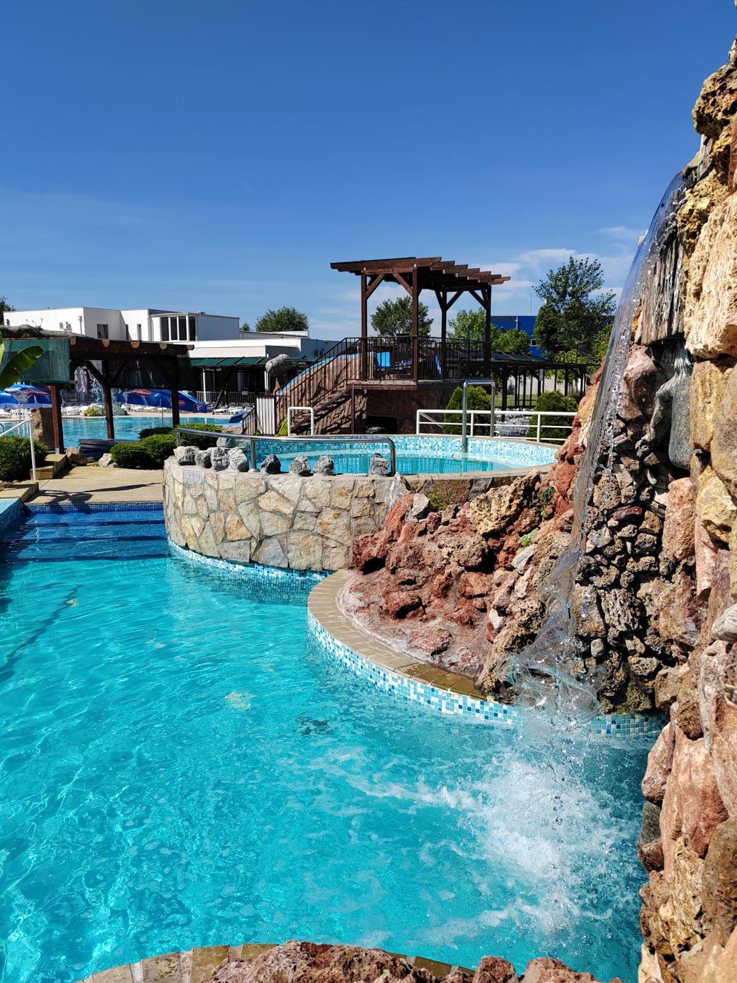 "Poseidon" Centar Aparthotel Stari Banovci Esterno foto
