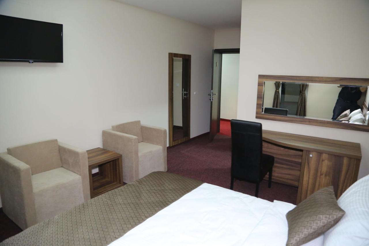 "Poseidon" Centar Aparthotel Stari Banovci Esterno foto