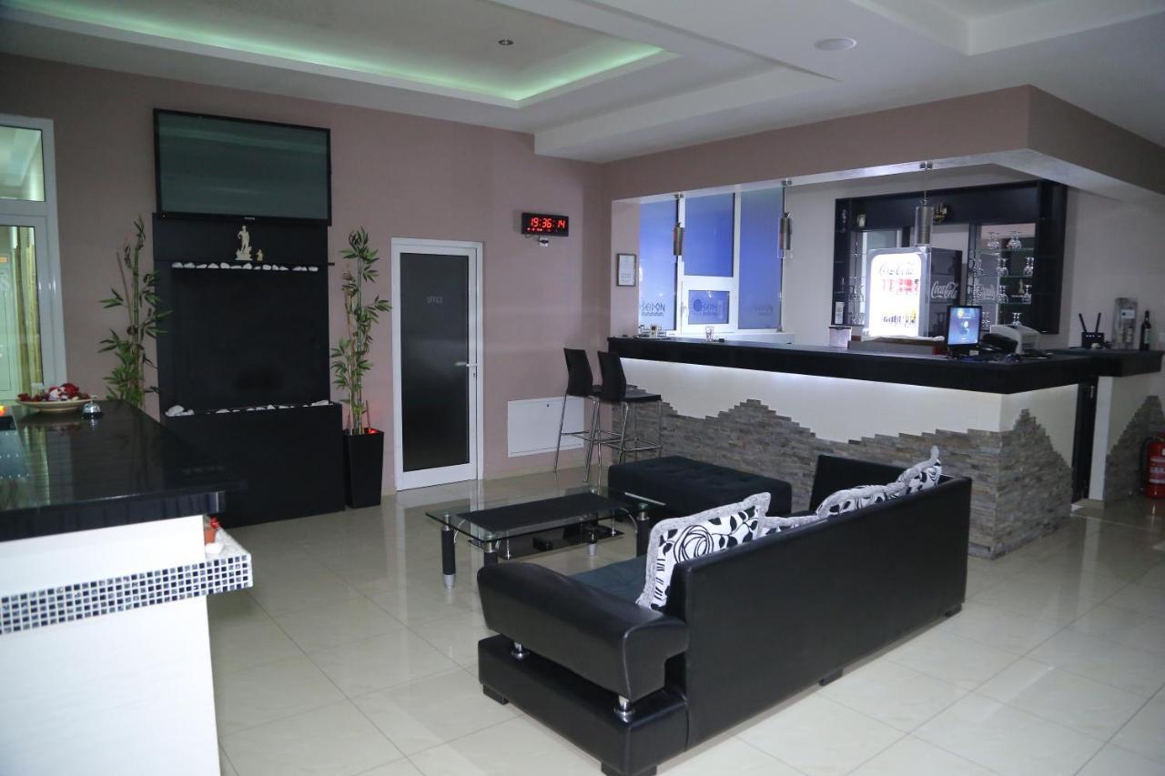 "Poseidon" Centar Aparthotel Stari Banovci Esterno foto