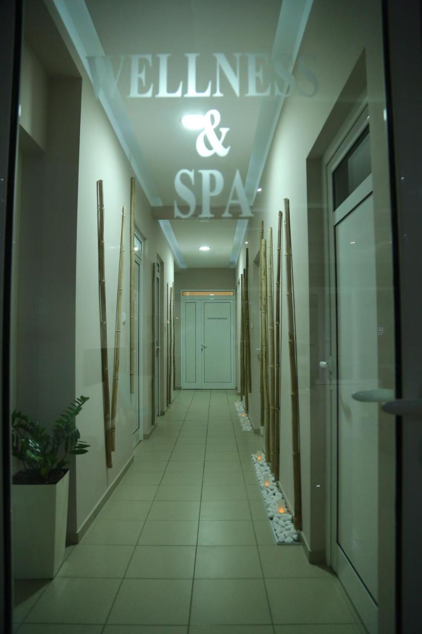 "Poseidon" Centar Aparthotel Stari Banovci Esterno foto