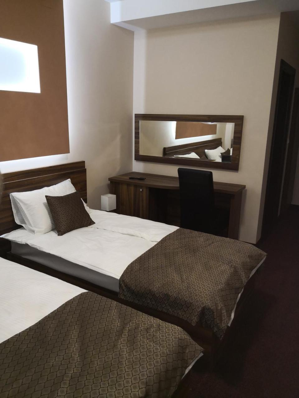 "Poseidon" Centar Aparthotel Stari Banovci Esterno foto