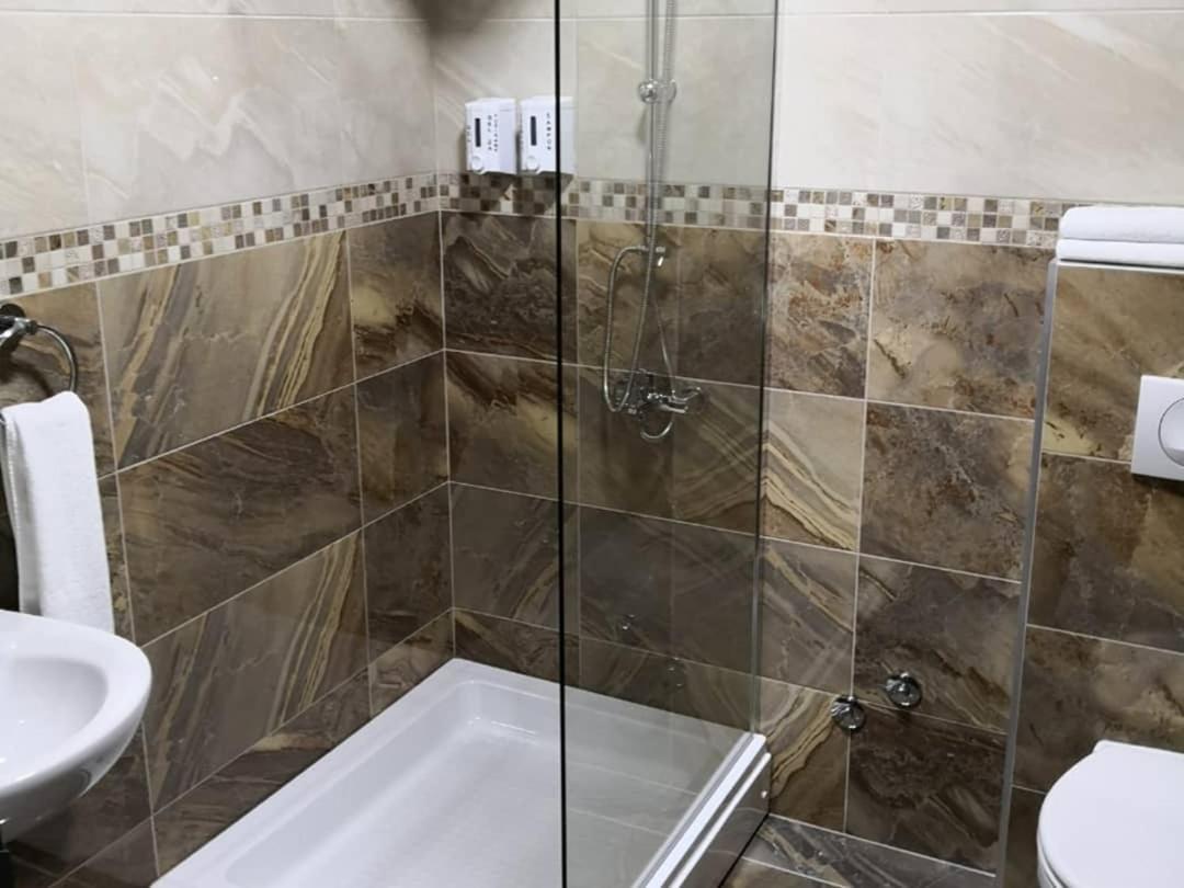 "Poseidon" Centar Aparthotel Stari Banovci Esterno foto