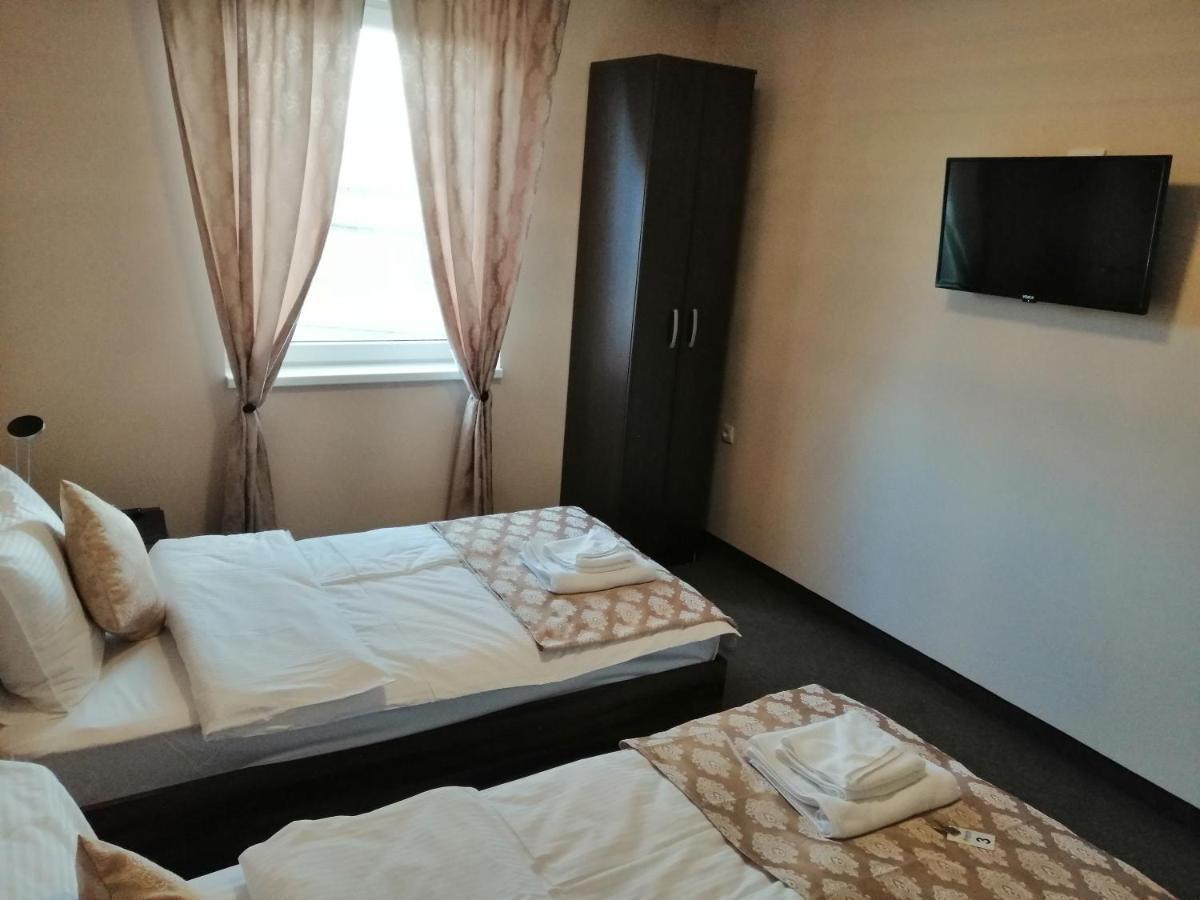 "Poseidon" Centar Aparthotel Stari Banovci Esterno foto